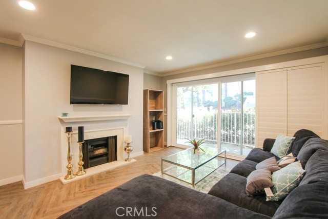 Detail Gallery Image 1 of 19 For 200 Mcneil Ln #102,  Newport Beach,  CA 92663 - 2 Beds | 2 Baths