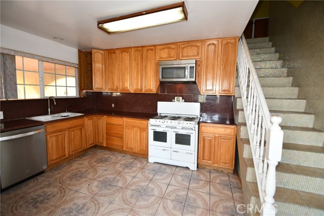 Detail Gallery Image 3 of 22 For 14103 Fonthill Ave a,  Hawthorne,  CA 90250 - 6 Beds | 3 Baths