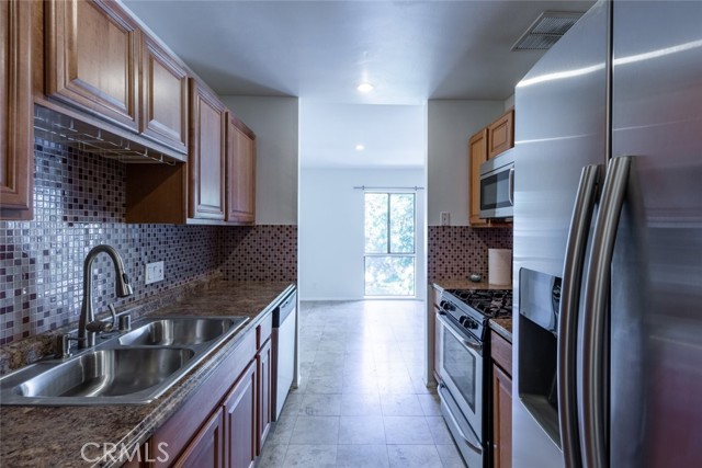 Detail Gallery Image 12 of 26 For 15344 Weddington St #202,  Sherman Oaks,  CA 91411 - 2 Beds | 2 Baths