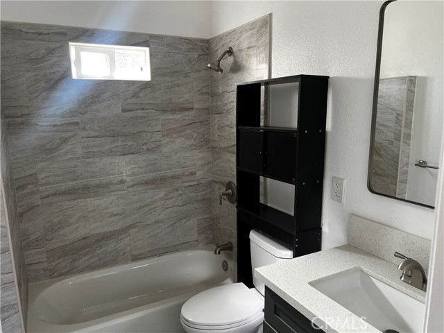 Detail Gallery Image 3 of 9 For 1471 Orange Ave, Long Beach,  CA 90813 - 3 Beds | 2 Baths