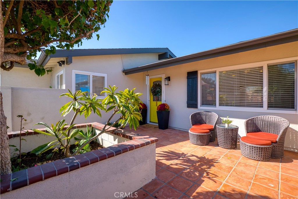 https://media.crmls.org/medias/11f683d8-9453-4fff-a29b-b966a11f6df4.jpg?preset=X-Large