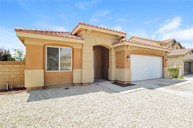 Detail Gallery Image 2 of 16 For 2736 Garnet Ln, Lancaster,  CA 93535 - 5 Beds | 2 Baths