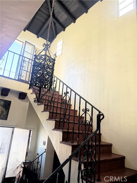 Detail Gallery Image 3 of 11 For 2171 Zoe Ave, Huntington Park,  CA 90255 - 5 Beds | 2 Baths