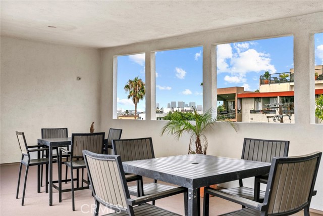 960 Larrabee Street, West Hollywood CA: https://media.crmls.org/medias/11ff1ed6-2e3e-418d-84fd-6a40409261d7.jpg