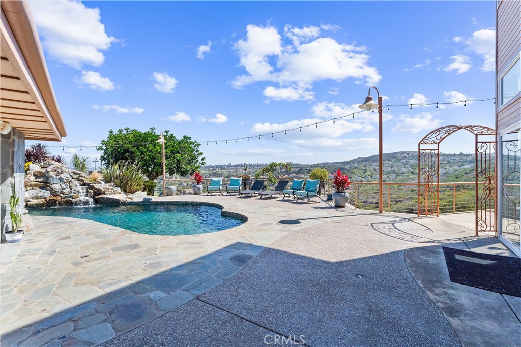 https://media.crmls.org/medias/1200144a-c621-4c9f-be69-77c07cfb7020.jpg?preset=X-Large