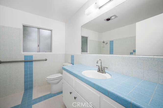 https://media.crmls.org/medias/1202e2e7-d2ab-43c0-9133-047d31514411.jpg?preset=X-Large