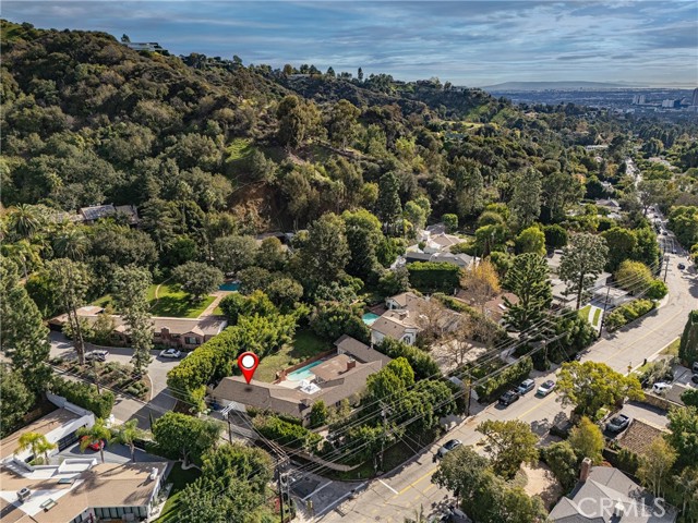 Detail Gallery Image 27 of 38 For 2072 Coldwater Canyon, Beverly Hills,  CA 90210 - 4 Beds | 4/1 Baths