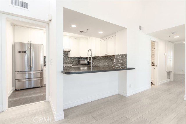 Detail Gallery Image 8 of 42 For 240 Nice #302,  Newport Beach,  CA 92663 - 2 Beds | 1/1 Baths