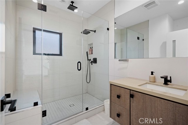 Detail Gallery Image 16 of 25 For 1812 Navy, Santa Monica,  CA 90405 - 5 Beds | 3 Baths