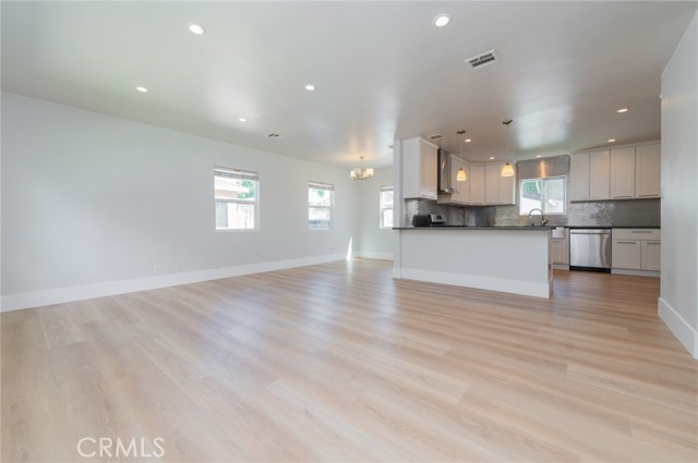 Detail Gallery Image 5 of 31 For 5212 Noble Ave, Sherman Oaks,  CA 91411 - 3 Beds | 2 Baths