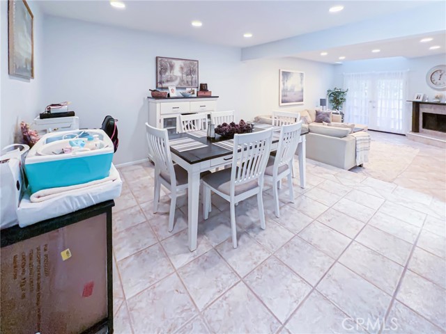 Detail Gallery Image 5 of 28 For 7904 Topanga Canyon Blvd #3,  Canoga Park,  CA 91304 - 3 Beds | 2/1 Baths