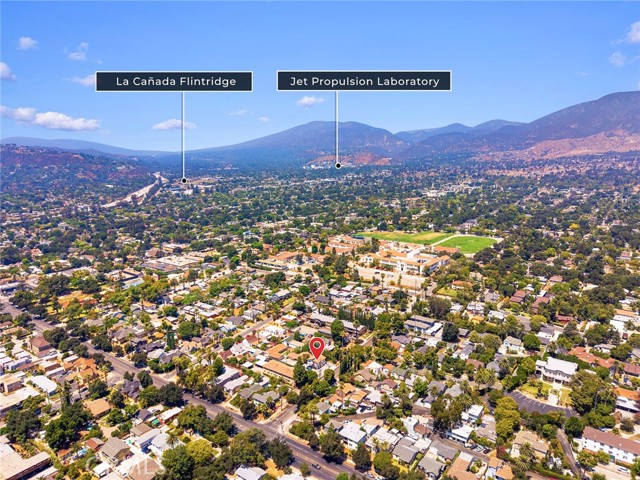 1385 N Marengo Avenue, Pasadena CA: https://media.crmls.org/medias/12104c2c-007b-44e0-9afc-7b01c2558757.jpg