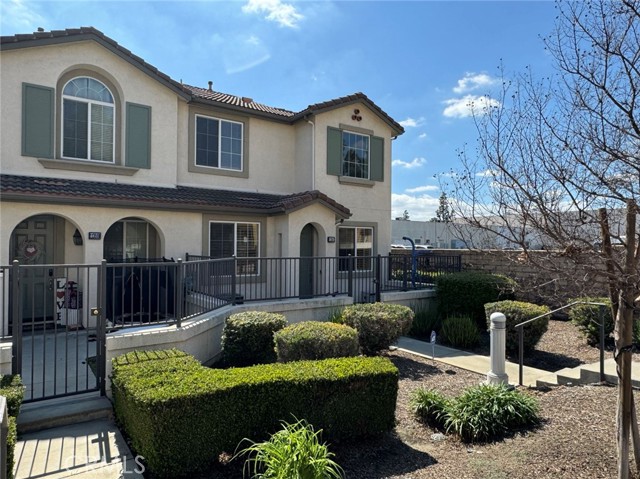 Detail Gallery Image 2 of 22 For 1135 N Solano Privado #C,  Ontario,  CA 91764 - 3 Beds | 2/1 Baths