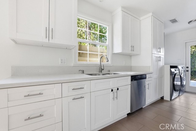 Detail Gallery Image 12 of 54 For 16937 Hartland, Lake Balboa,  CA 91406 - 2 Beds | 2 Baths