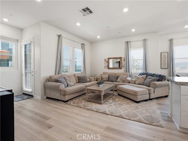 Detail Gallery Image 7 of 43 For 27013 Hummingbird Ln, Valencia,  CA 91381 - 3 Beds | 3 Baths