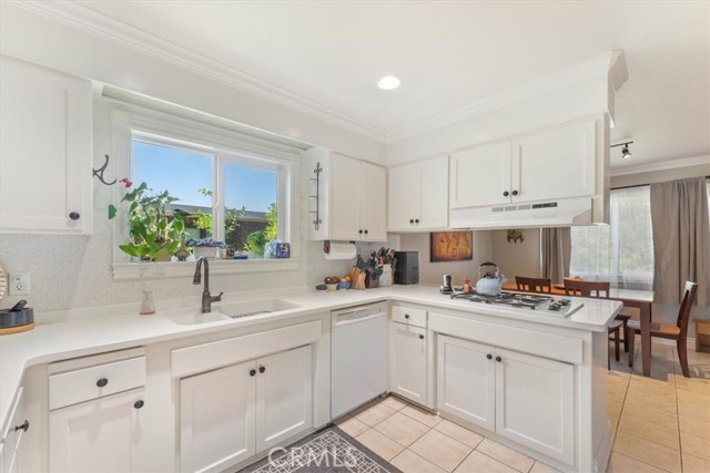 Detail Gallery Image 9 of 53 For 3410 Scenic Dr, Redding,  CA 96001 - 3 Beds | 3 Baths