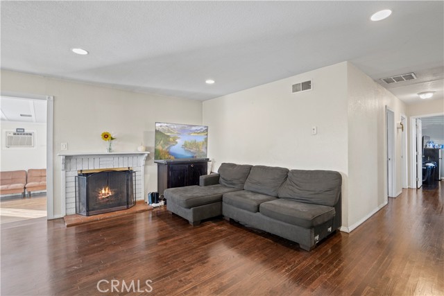Detail Gallery Image 2 of 31 For 1336 Kerrick St, Lancaster,  CA 93534 - 4 Beds | 2 Baths