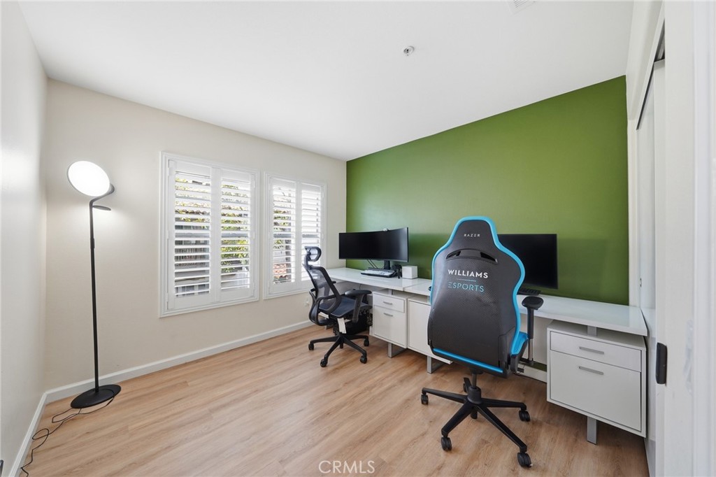https://media.crmls.org/medias/121e988d-e8df-4d8a-9a19-93c4cb61c6f3.jpg?preset=X-Large