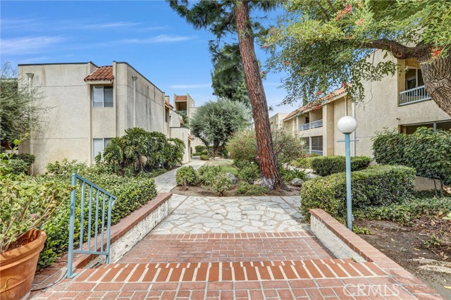18307 Burbank Boulevard, Tarzana CA: https://media.crmls.org/medias/122087c2-7324-4bad-94ae-04c5122885d9.jpg