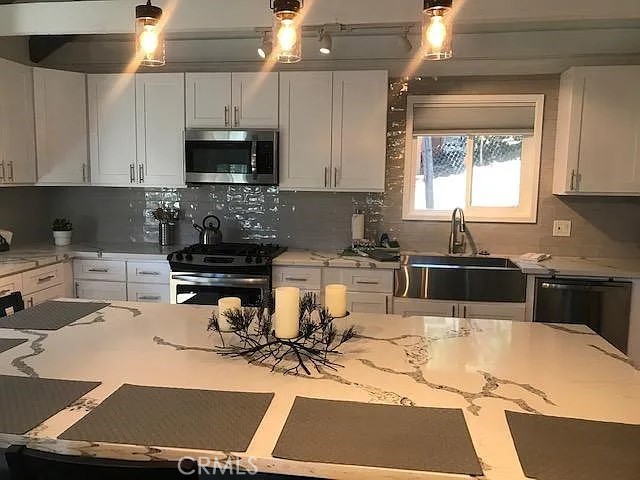 Detail Gallery Image 3 of 9 For 42983 Fern Ave, Big Bear Lake,  CA 92315 - 2 Beds | 1 Baths