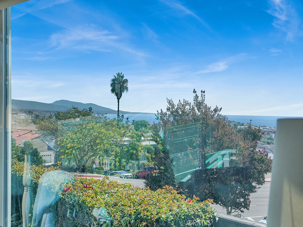 https://media.crmls.org/medias/1224bcf5-78b7-4aa6-a53e-51a91a459d96.jpg?preset=X-Large