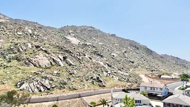 https://media.crmls.org/medias/1227bd3c-26ae-4290-b66a-f521485e018f.jpg?preset=X-Large