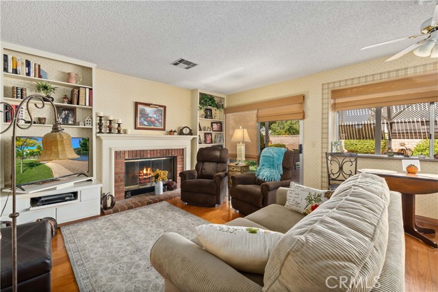 Detail Gallery Image 10 of 39 For 1659 Centre Ct, Palmdale,  CA 93551 - 3 Beds | 2/1 Baths