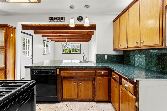 1045 Cathedral Way, Pomona CA: https://media.crmls.org/medias/1228b7e5-58ae-4633-a9d5-aab6913b5412.jpg