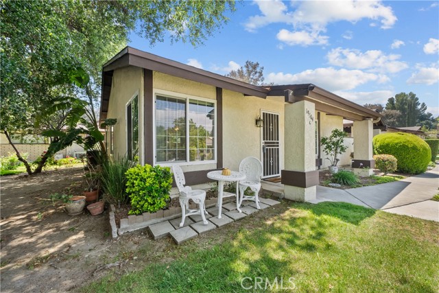 Detail Gallery Image 2 of 38 For 19504 Avenue of the Oaks #C,  Newhall,  CA 91321 - 2 Beds | 2 Baths