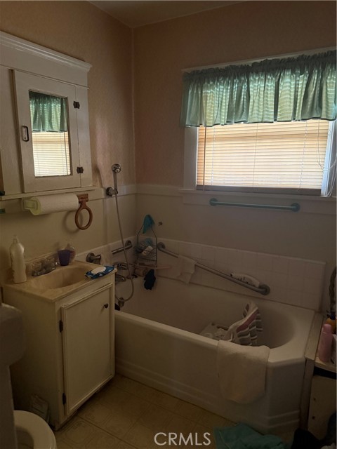 Detail Gallery Image 9 of 10 For 1340 W 58th, Los Angeles,  CA 90044 - 3 Beds | 2 Baths