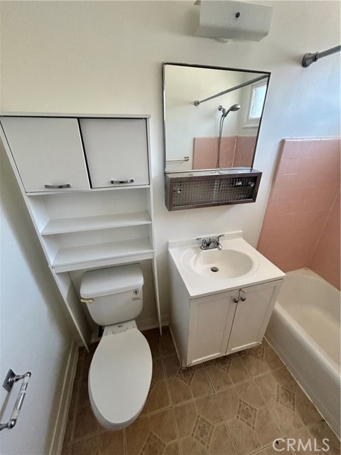 18127 Roscoe Boulevard # 5, Northridge (los Angeles), California 91325, 1 Bedroom Bedrooms, ,1 BathroomBathrooms,Residential Lease,For Rent,18127 Roscoe Boulevard # 5,CRSR24167811