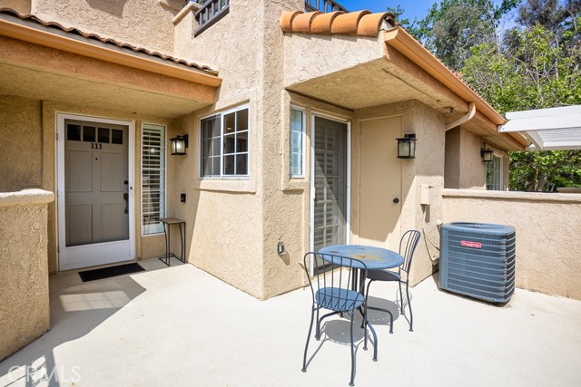Detail Gallery Image 2 of 25 For 23930 Arroyo Park Dr #111,  Valencia,  CA 91355 - 2 Beds | 2 Baths