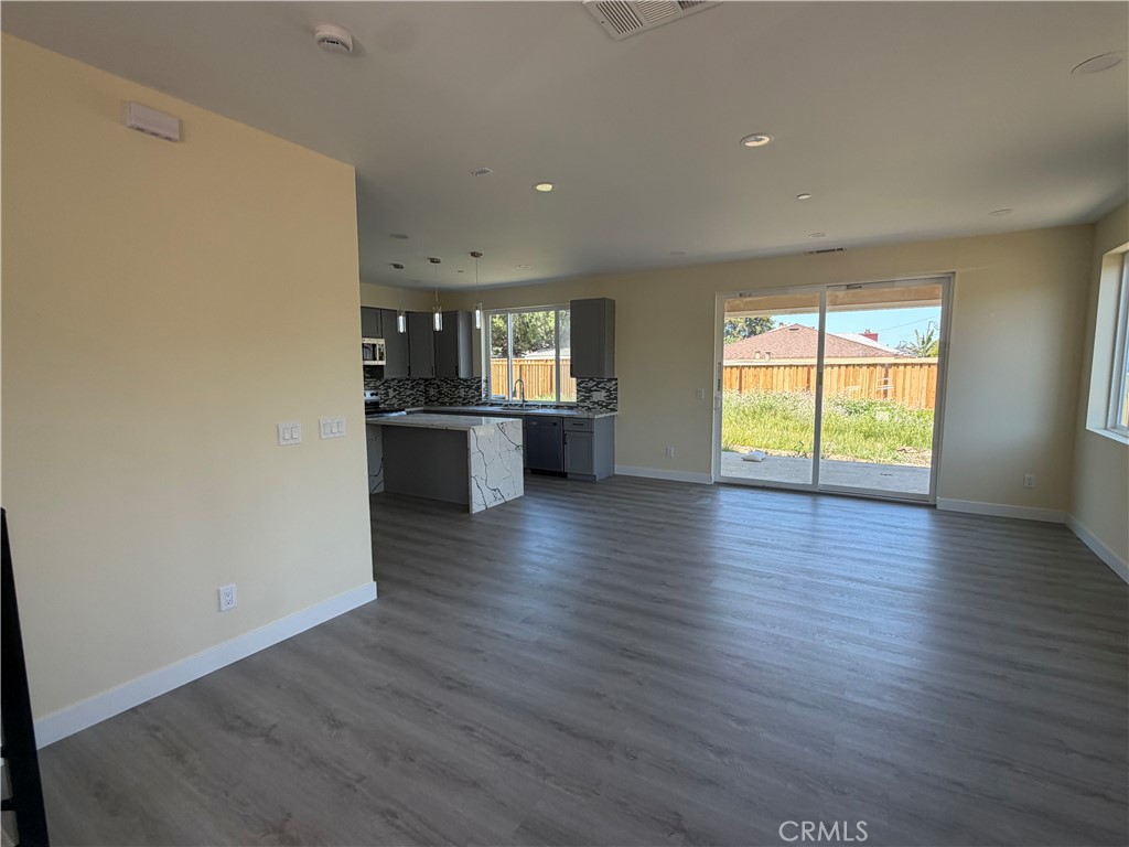 https://media.crmls.org/medias/12350308-70e4-413e-b82a-607abbdc20bf.jpg?preset=X-Large
