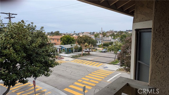 Detail Gallery Image 8 of 22 For 100 S Lucia Ave #1,  Redondo Beach,  CA 90277 - 3 Beds | 3 Baths