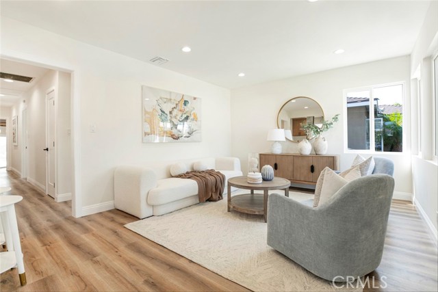 4250 McConnell Boulevard, Los Angeles CA: https://media.crmls.org/medias/1236fa9c-fba3-4754-a8f7-7c807291bc42.jpg