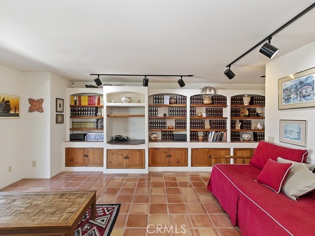 https://media.crmls.org/medias/12380186-b5b4-486e-aa93-e37578b9a692.jpg?preset=X-Large