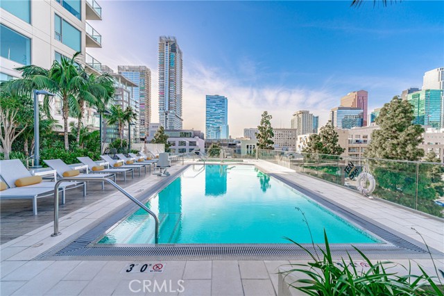 1050 S Grand Avenue, Los Angeles CA: https://media.crmls.org/medias/123970af-6f01-42b6-a136-33373ef06ce9.jpg