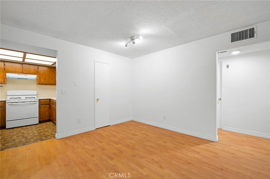 https://media.crmls.org/medias/123d8b6a-67d5-46d5-bb38-7418fade3447.jpg?preset=X-Large