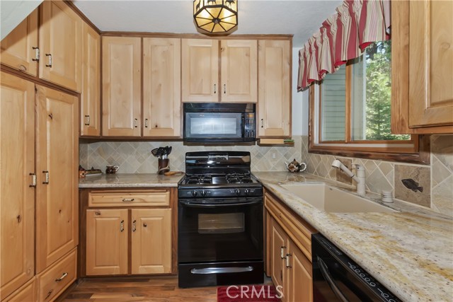 Detail Gallery Image 13 of 50 For 27380 Oakwood Dr, Lake Arrowhead,  CA 92352 - 3 Beds | 3 Baths
