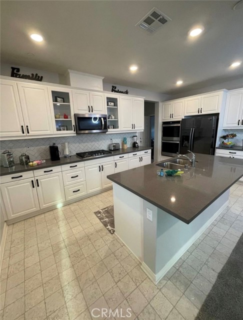 Detail Gallery Image 2 of 19 For 7837 Brass Kettle Cir, Riverside,  CA 92507 - 5 Beds | 3/1 Baths
