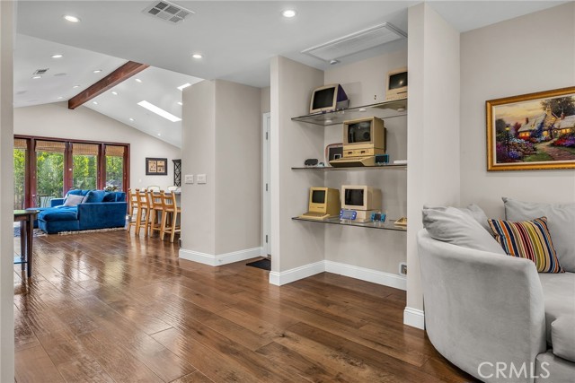 Detail Gallery Image 8 of 34 For 5948 Hesperia Ave, Encino,  CA 91316 - 3 Beds | 2/1 Baths