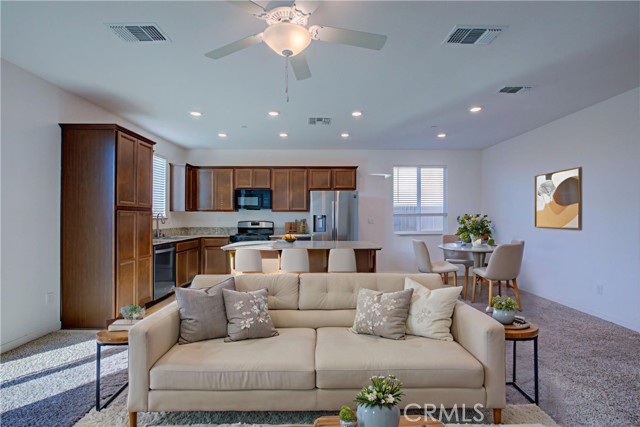 Detail Gallery Image 3 of 30 For 1705 Spadafore St, Los Banos,  CA 93635 - 3 Beds | 2 Baths