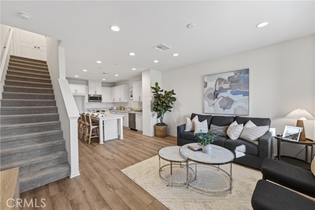 Detail Gallery Image 6 of 39 For 1093 N Harbor Bld, Anaheim,  CA 92801 - 3 Beds | 3 Baths