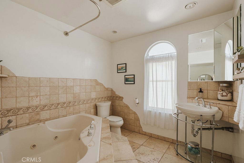 https://media.crmls.org/medias/124c6ff5-19db-4062-af40-eb3f4a71763a.jpg?preset=X-Large