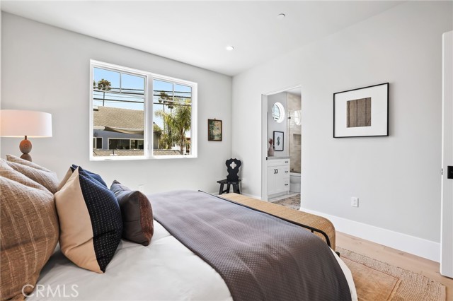 825 W Bay Avenue, Newport Beach CA: https://media.crmls.org/medias/124d12c3-62c0-4f2e-bb51-6256b05050a1.jpg