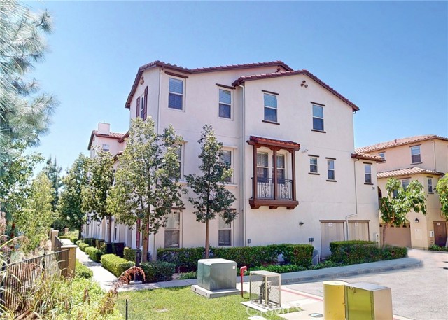 Detail Gallery Image 1 of 19 For 833 E Cassia Ln #D,  Azusa,  CA 91702 - 2 Beds | 3 Baths