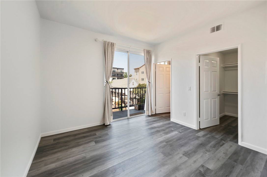 Detail Gallery Image 10 of 21 For 5051 Rosewood Ave #205,  Los Angeles,  CA 90004 - 2 Beds | 2 Baths