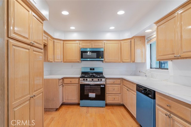 Detail Gallery Image 13 of 38 For 9000 Vanalden Ave #117,  Northridge,  CA 91324 - 3 Beds | 3 Baths