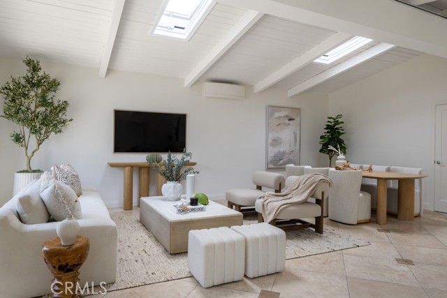 705 Marigold Avenue, Corona del Mar CA: https://media.crmls.org/medias/12509ecf-94c5-4b8b-b525-506ac2979f6a.jpg