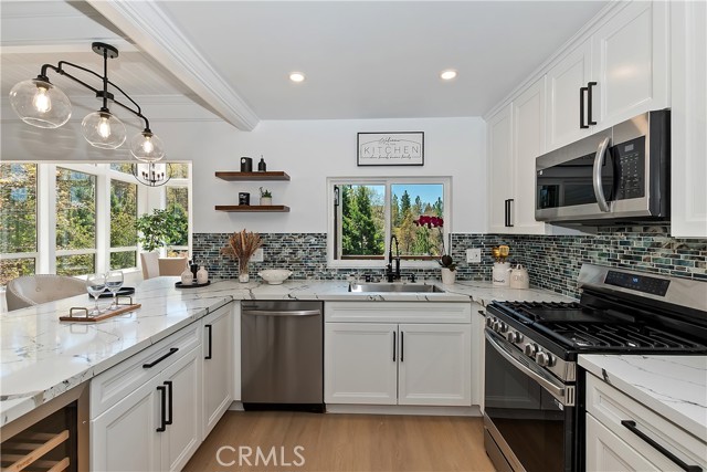 Detail Gallery Image 8 of 59 For 27757 North Bay Rd, Lake Arrowhead,  CA 92352 - 4 Beds | 3 Baths